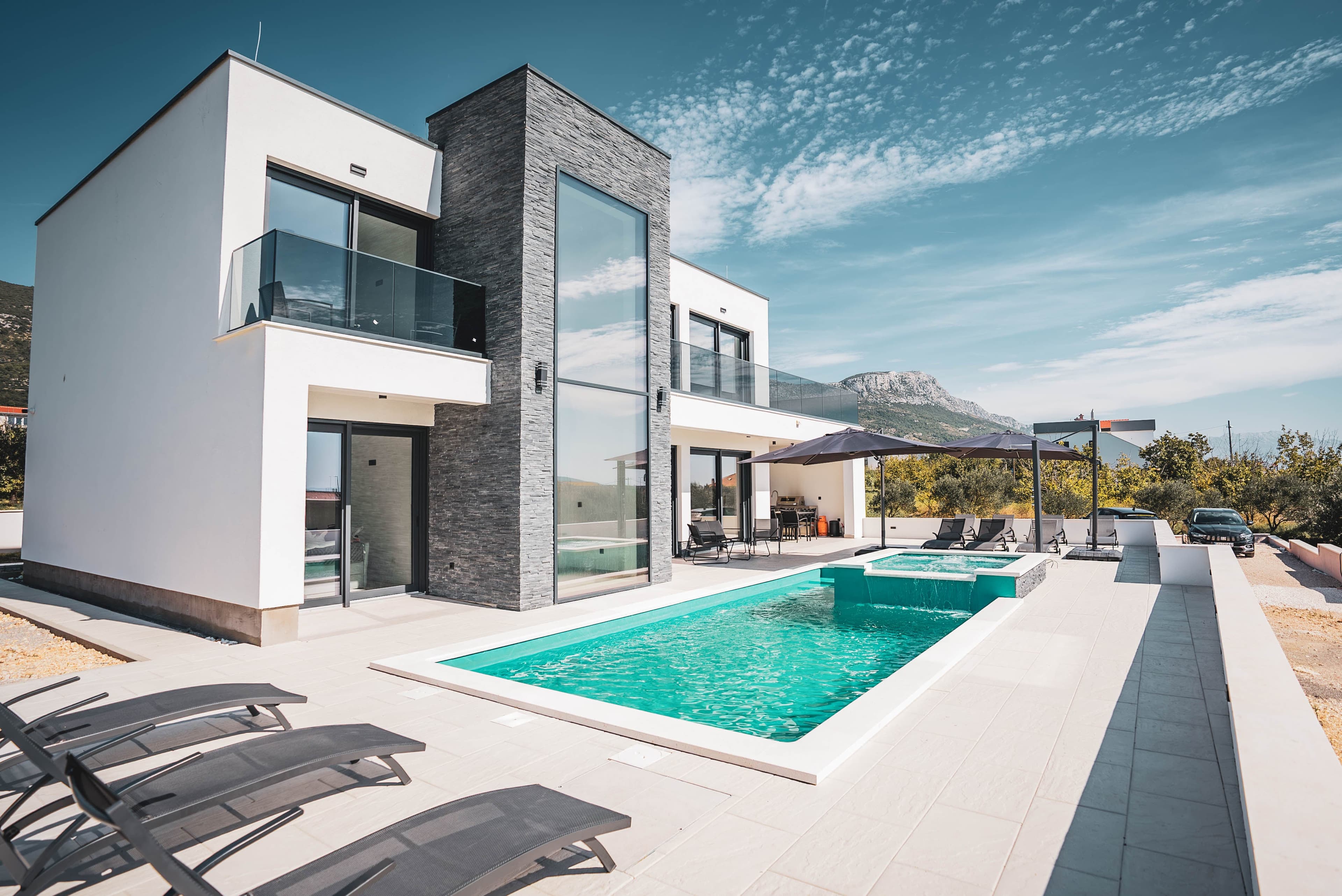 Terrasse med pool og spabad – Villa Just be Happy