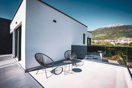 Großer Balkon einer Trawelltopia-Villa mit Blick über Kaštela Richtung Meer